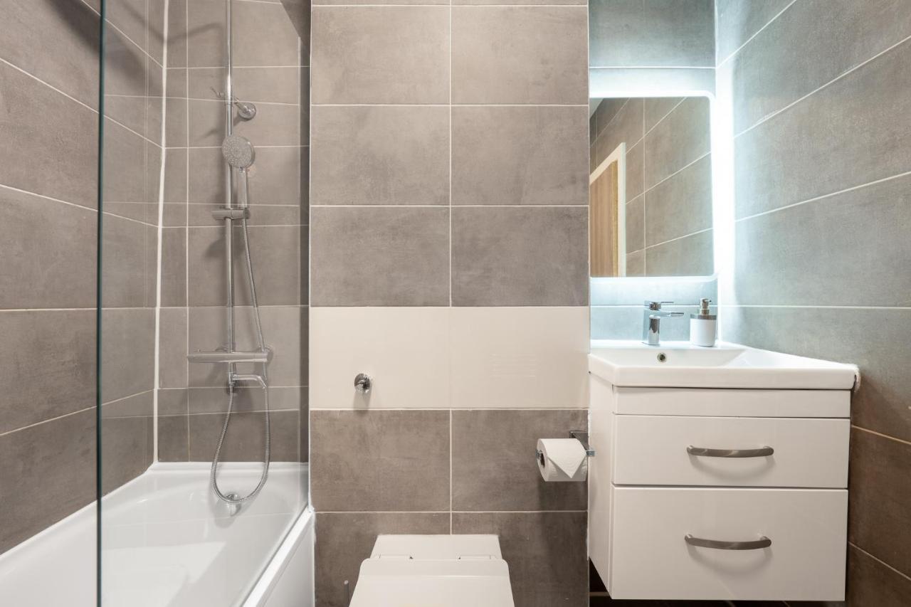 Апартаменты Ashview 8 - Heathrow - Business - Free Parking Стейнс Экстерьер фото